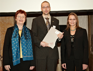 Markus Seidl with Sigrid Jalkotzy-Deger and Beatrix Karl at the fellowship awarding